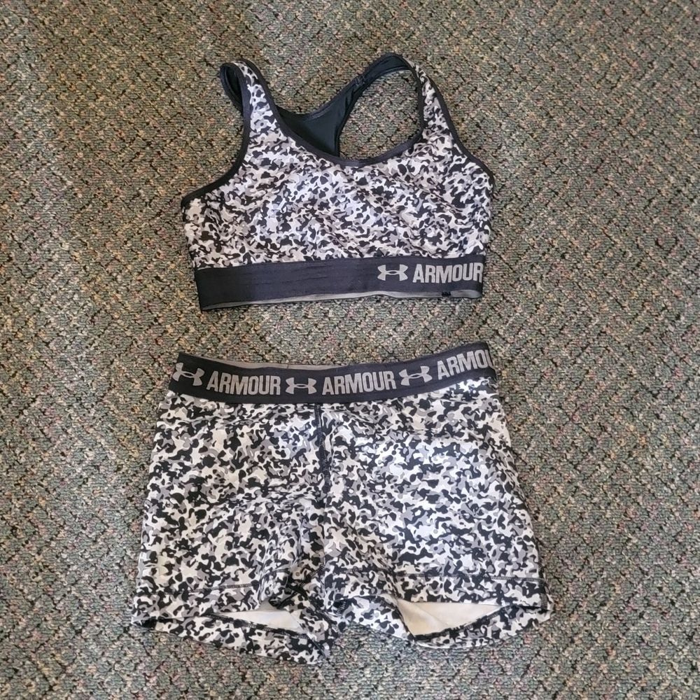 🍍3 For 50🍍Under Armour Black and White Sports Bra and Shorts Set